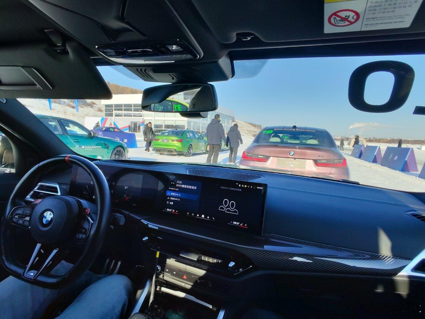 在雪地开宝马真的太好玩了！！！ 