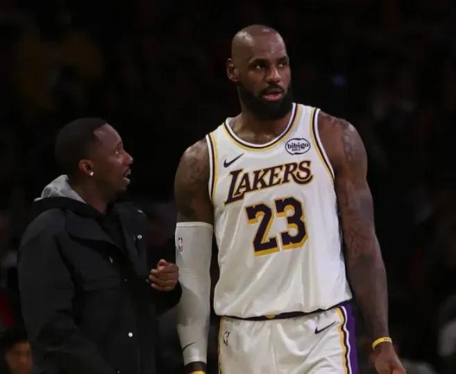 这场闹剧何时结束？
纵观NBA历史，能让爆料大神Shams都无法确定下家的，唯勒