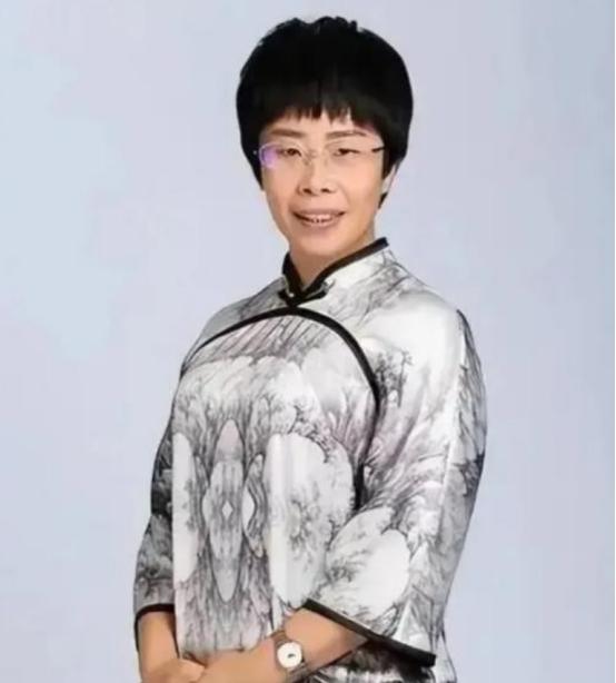 1975年1月出生，如今已经整50岁，北大才女蒙曼的征婚条件可把全网惊到了。她父