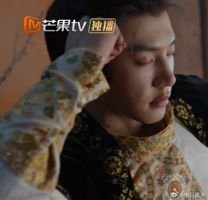 是发套的原因吗？看着都不太像远帝了，陈哲远气质还是太嫩了