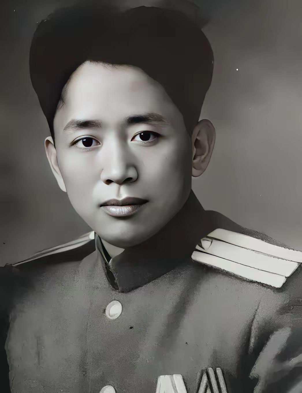 1935年，刘亚楼的警卫员不小心落入敌人手中，被敌人吊在树上打，一老汉看见后，黑