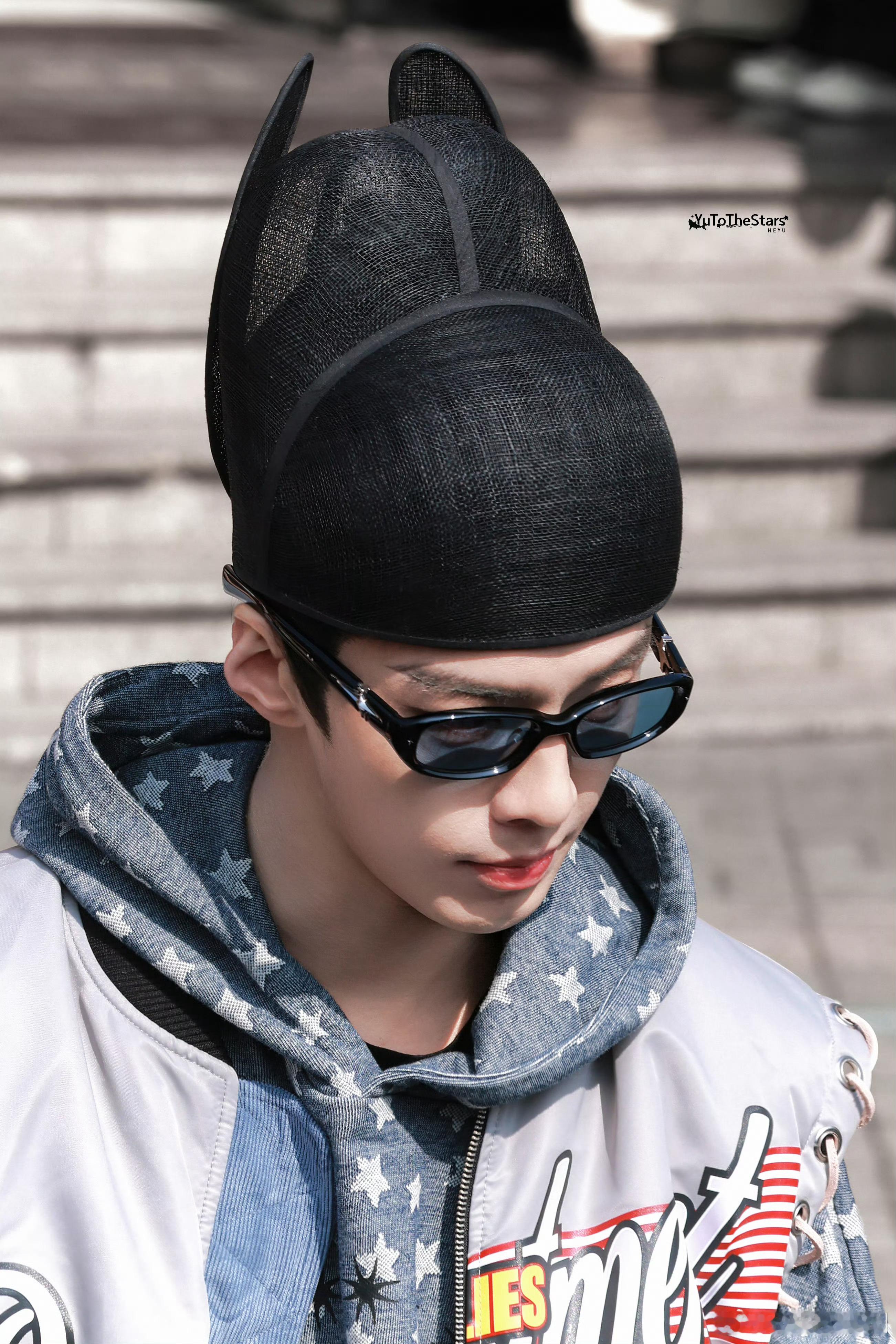 哇！何与 今天这身出妆造型，酷毙了！古今混搭，潮人范儿拉满～ 