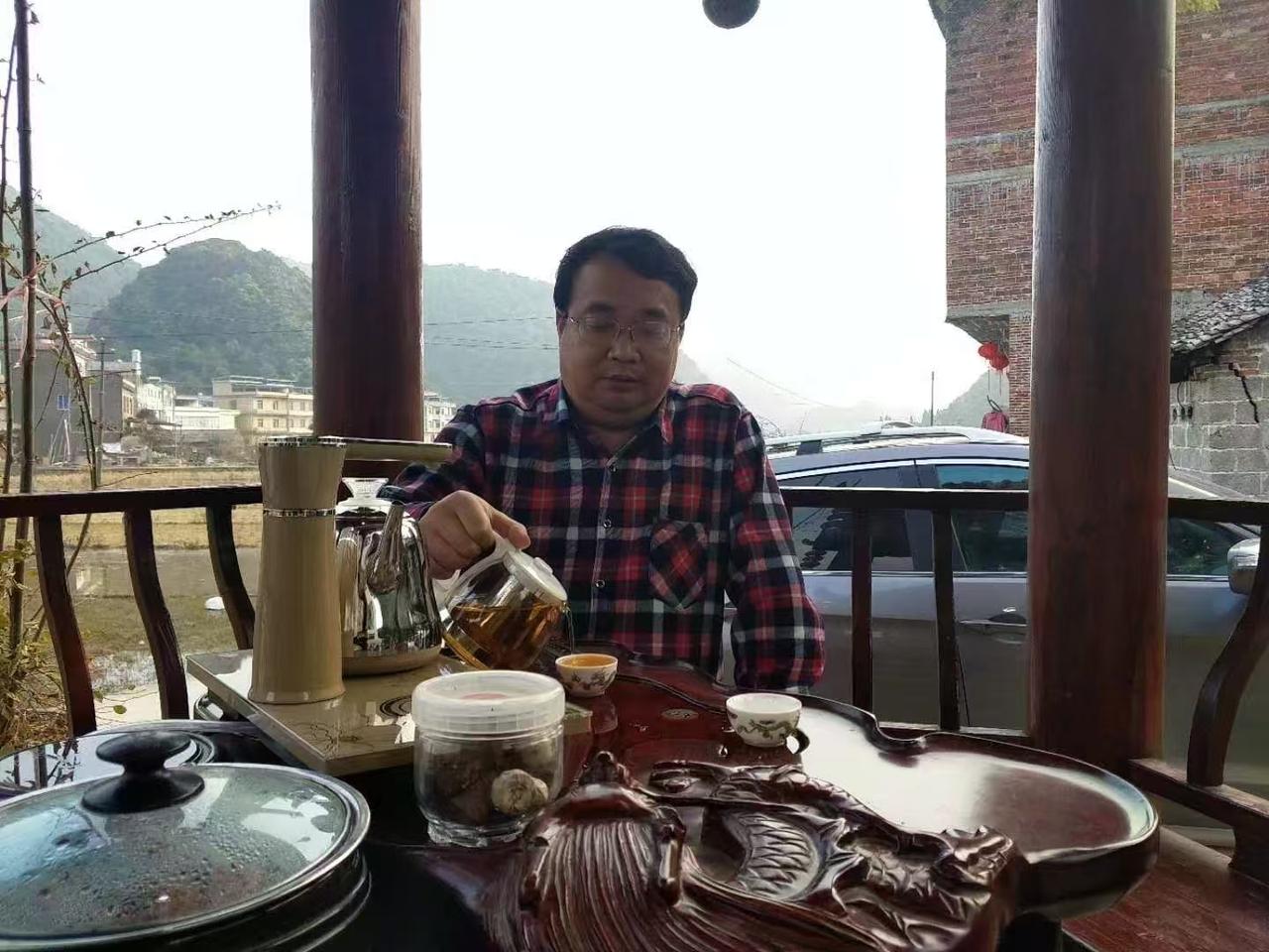 山坡羊·自嘲
身如微芥，
志如云鹤，
尘嚣困锁心难卧。
念山河，意嵯峨，
青云空