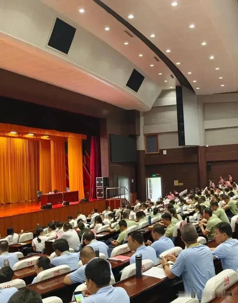 国庆本就是个举国欢庆的日子，而这个消息无疑是给节日增添了更浓郁的喜庆氛围。对于广