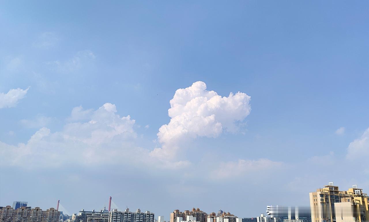 你说，这么漂亮的☁️云朵里，会不会藏着一个云朵怪呢[笑哭]