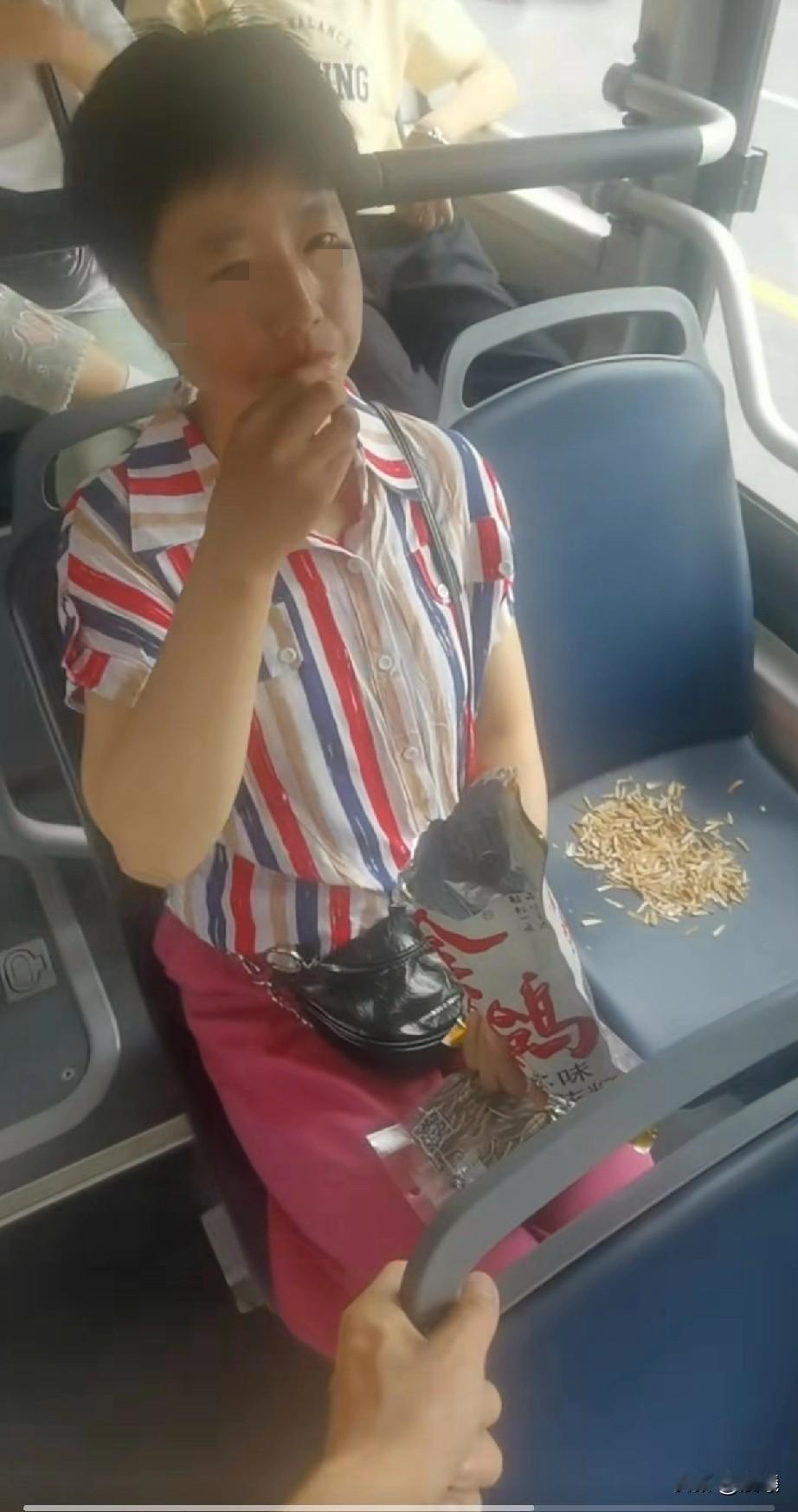 干净还是不干净？

无意中看到这样的画面，女子在公交车上，并排有两个座位，她坐在