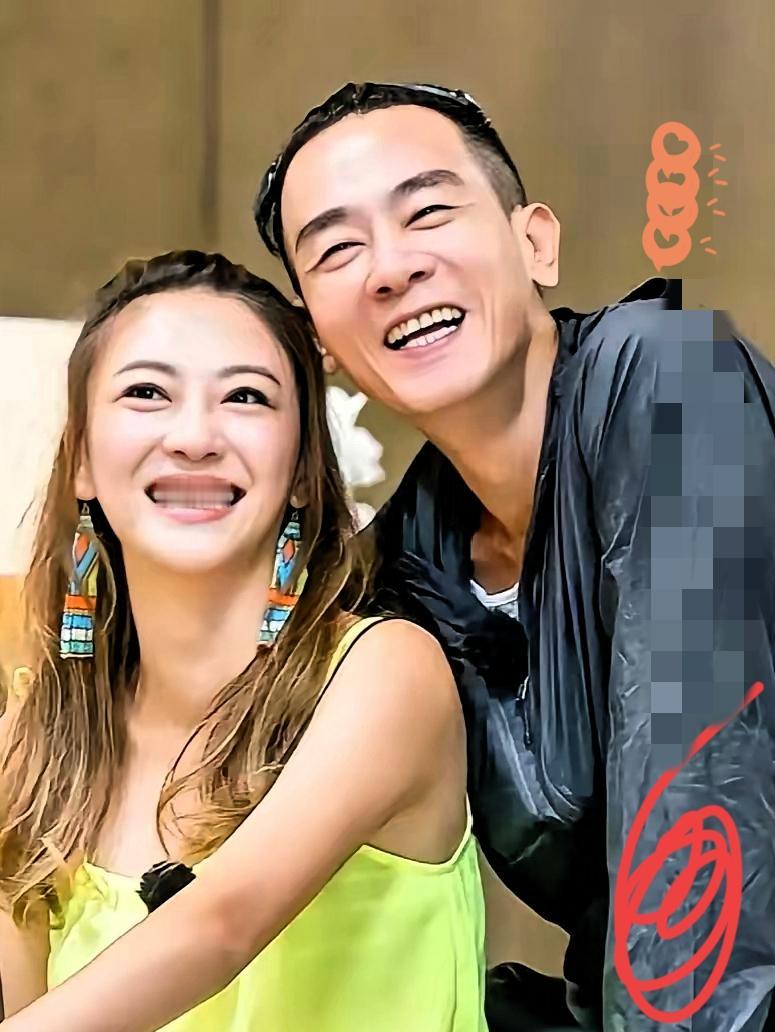 娶妻果真要娶贤！
​不信你看陈小春，
​应采儿执意要搬来上海，不是离不开陈小春，