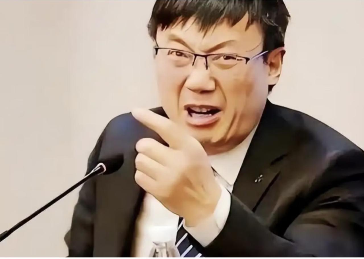 有人把汤家凤叫“敢说真话的老师”，我倒觉得他这波操作，是给民粹穿上西装，是现代版