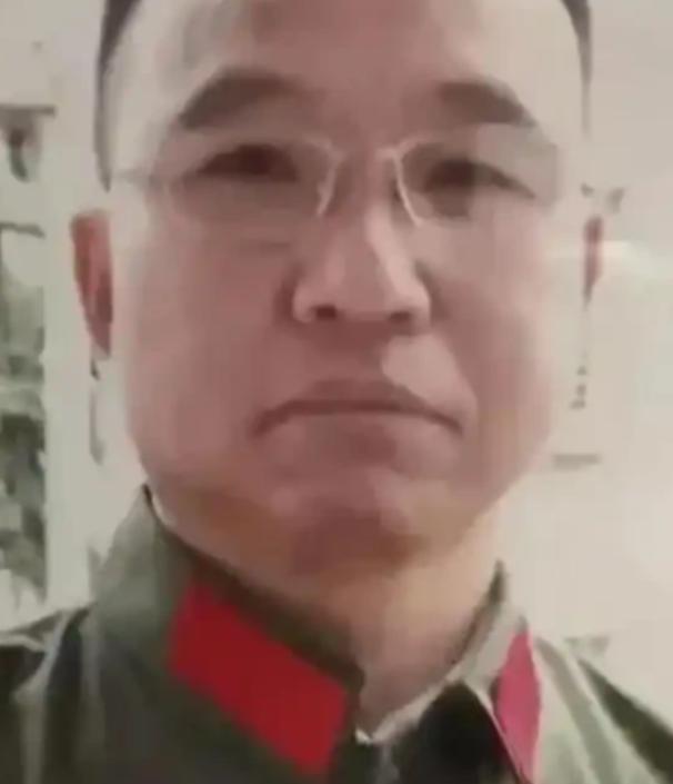 1984年，战士李陶雄中弹牺牲，送葬途中遗体竟两次从车上跌落，护士郑英察觉异样，