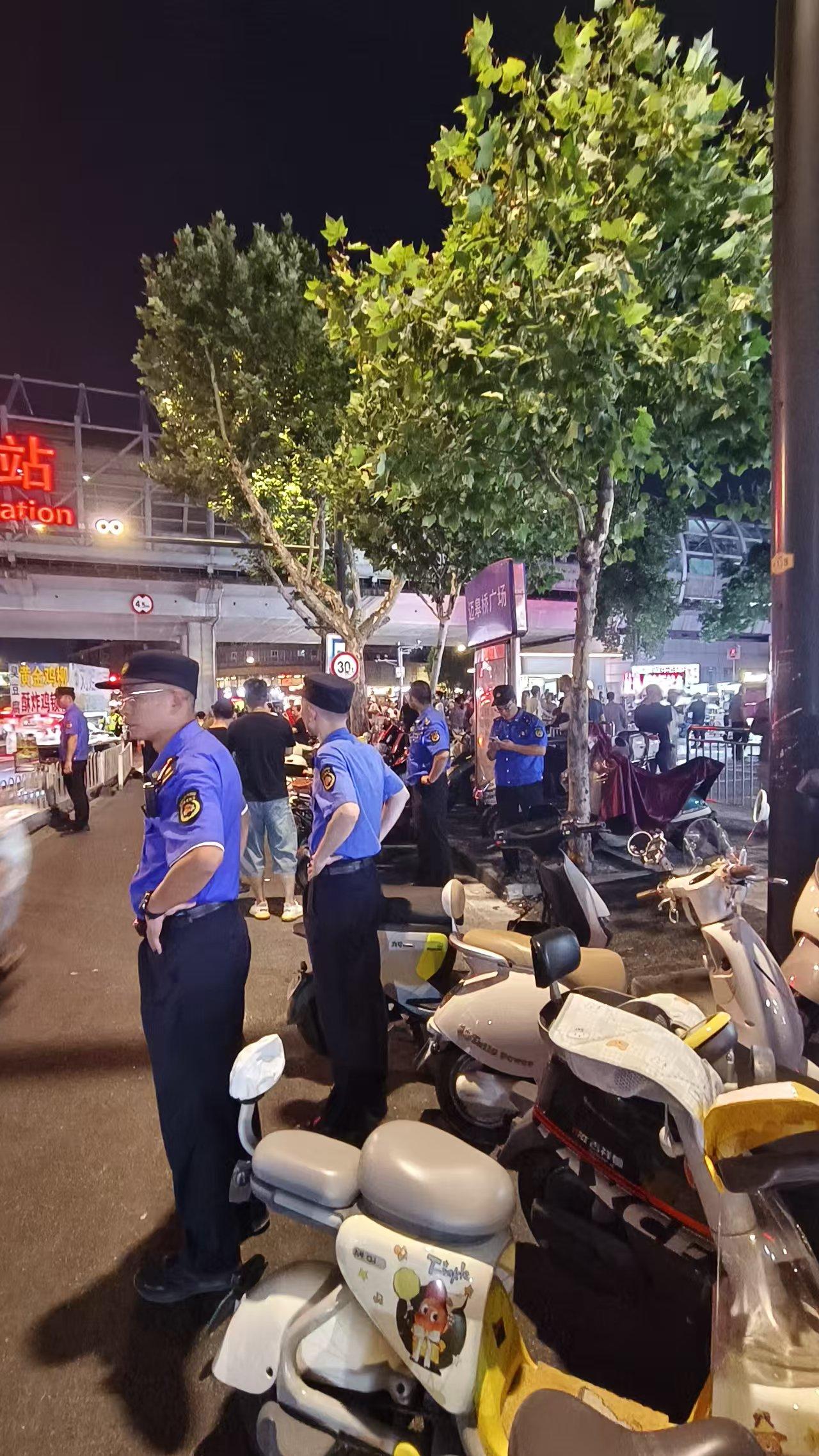 《南京迈皋桥夜市，终于”收摊了....》
   提起南京城北，迈皋桥夜市绝对是自