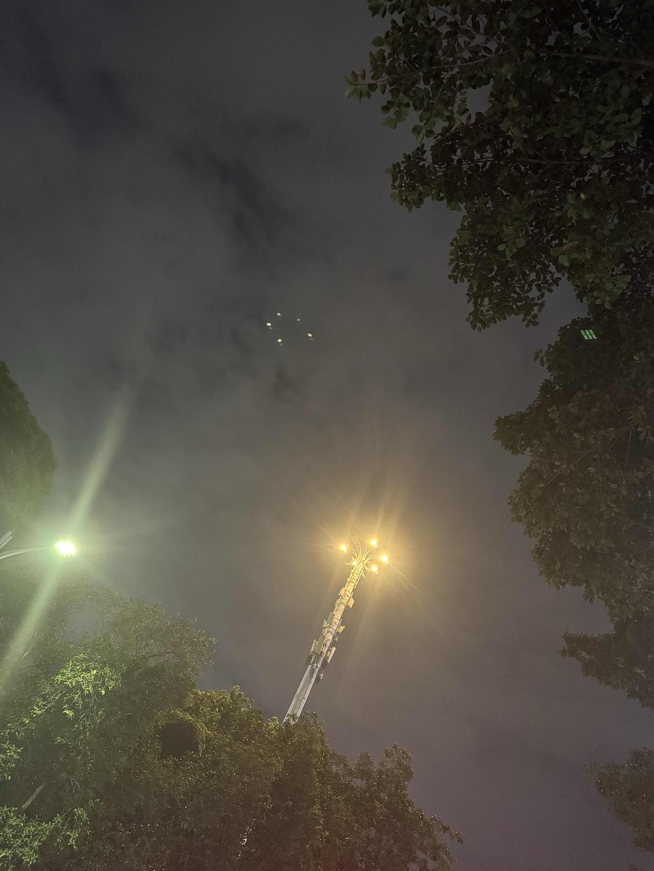 凌晨三点的路灯，把影子拉成拧巴的绳——一头拴着去年签经营贷合同时的“大展宏图”，