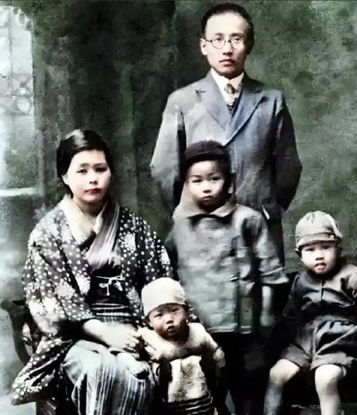 1978年，郭沫若在北京去世。最让人想不通的是，他在日本抛下的五个孩子，在佐藤富