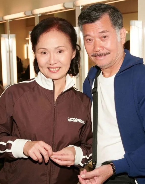 雪妮和唐佳，香港演艺圈模范夫妻。每次雪妮开工拍摄或者出席活动，不管刮风下雨，还是