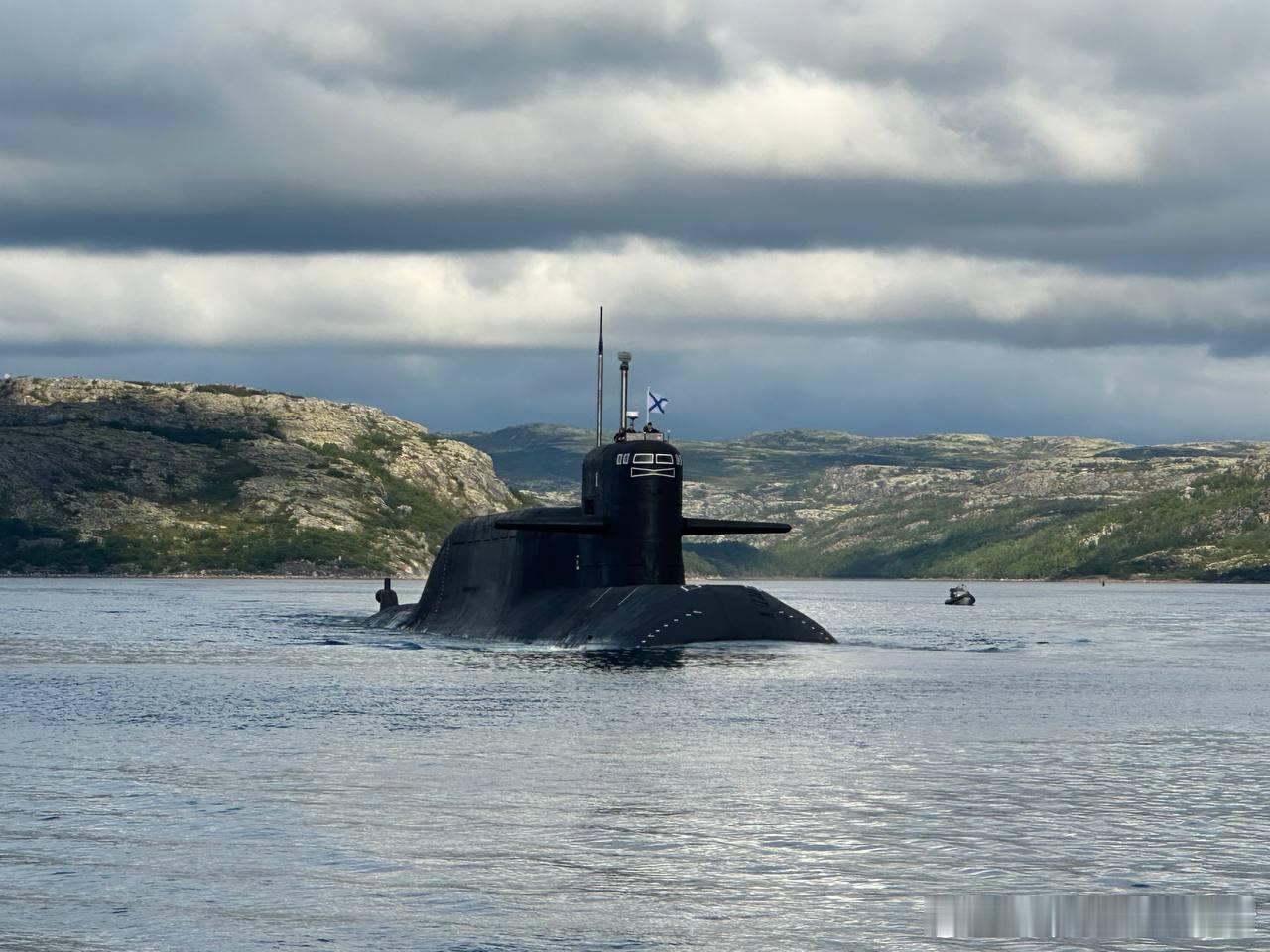 2025年8月12日摩尔曼斯克港，离开基地的俄罗斯海军667БДРМ型“图拉”号