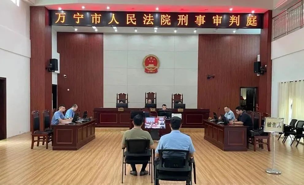 多次在车库给百万现金!一男子涉嫌对非国家工作人员行贿受审