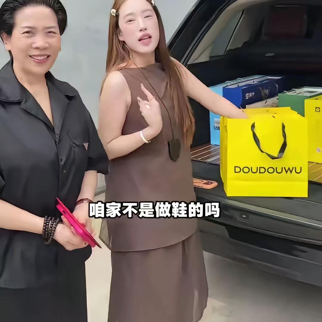 河南寒门女孩韩雅平，最近火得不行。

高考成绩太硬核，北大清华直接上门“抢人”。