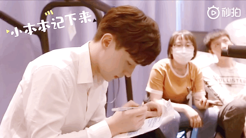 鄧倫邓伦夜旅人邓伦晴雅集邓伦 可以想象一下，邓小伦同学把剧本密密麻麻用绿色记号笔