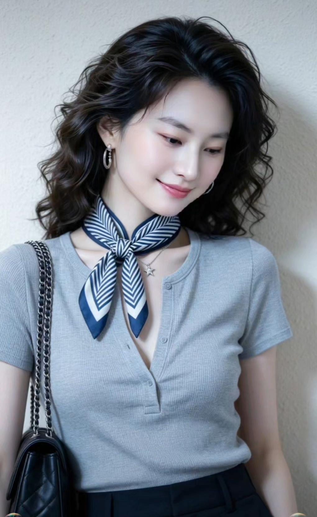 这位女士穿着休闲又时尚。