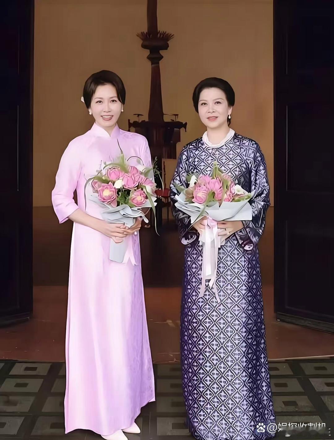 韩国第一夫人金惠景和越南第一夫人吴芳璃合影，一个59岁，一个54岁，谁更有气质呢