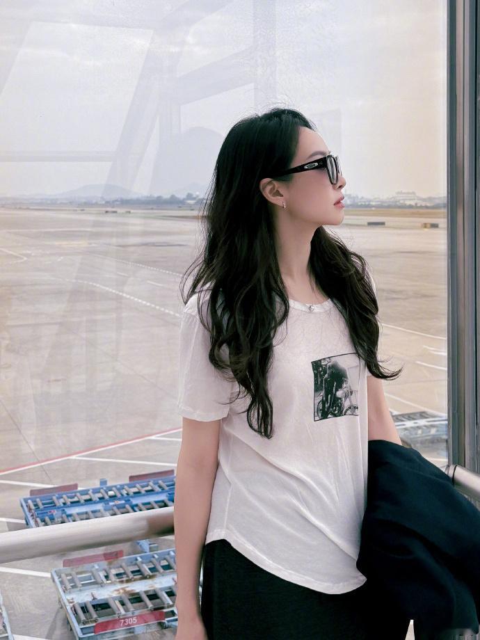 关于宋茜准备起飞的动态，展现出她持续前进的动力，女友视角呈现的日常场景让她的形象