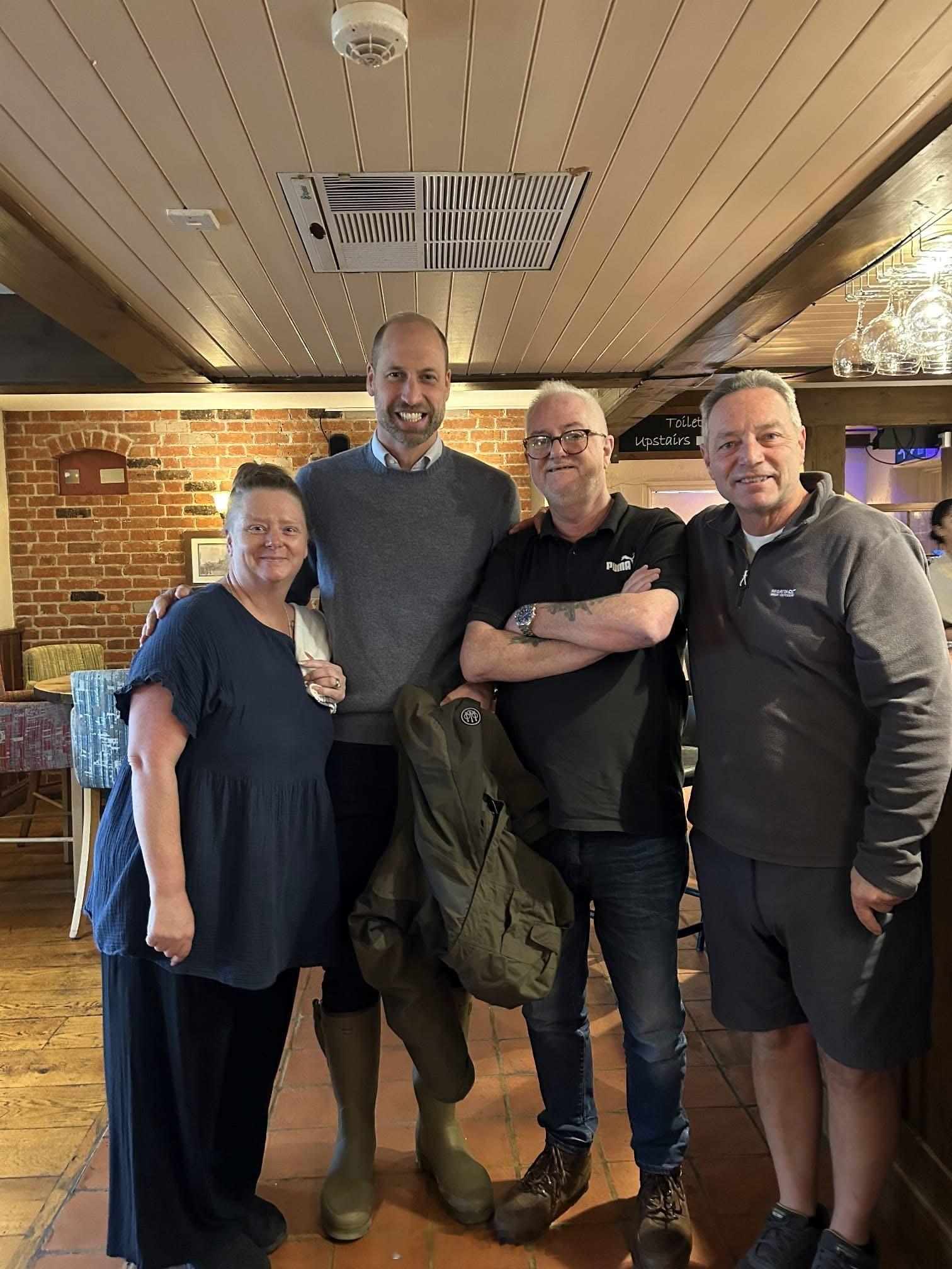 威廉王子  2025年11月27日，威廉王储外出和康沃尔公国农民见面，期间在一家