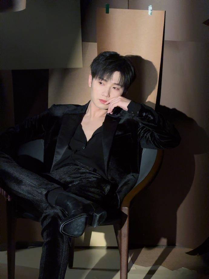 蒋敦豪纯黑look  蒋敦豪深V西装  哇哦，蒋敦豪纯黑look和深V西装的搭配