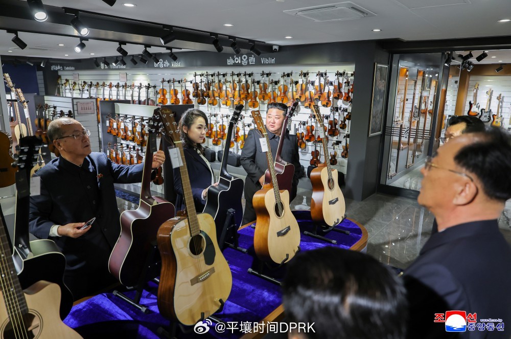 金正恩同志来到“和盛乐器商店”，察看了展区。他说，按年龄和种类备置音乐爱好者、学