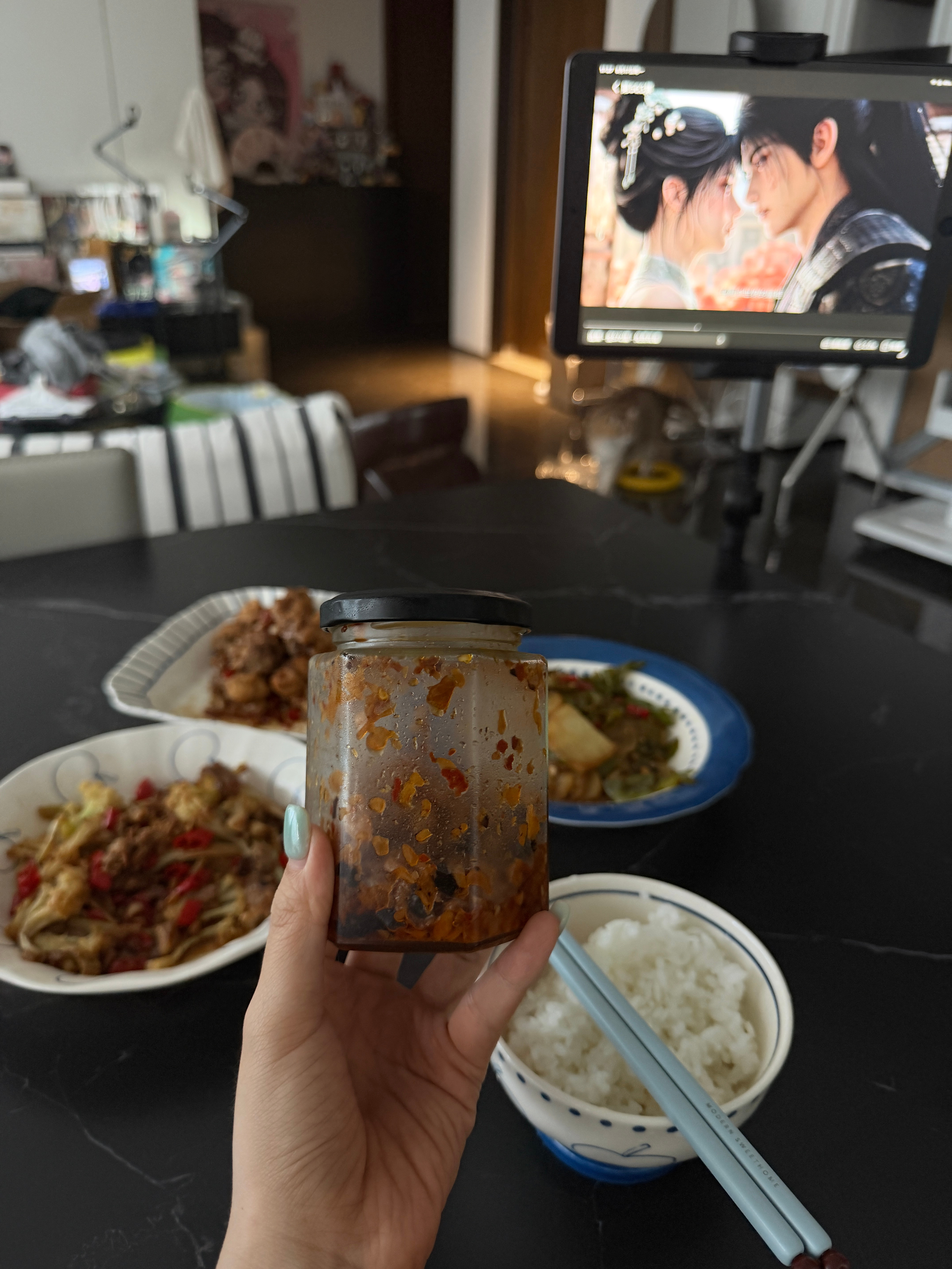 每次下播后我都喜欢坐在小凳子上发一会呆，等我缓过神的时候就会发现家里的小朋友都围