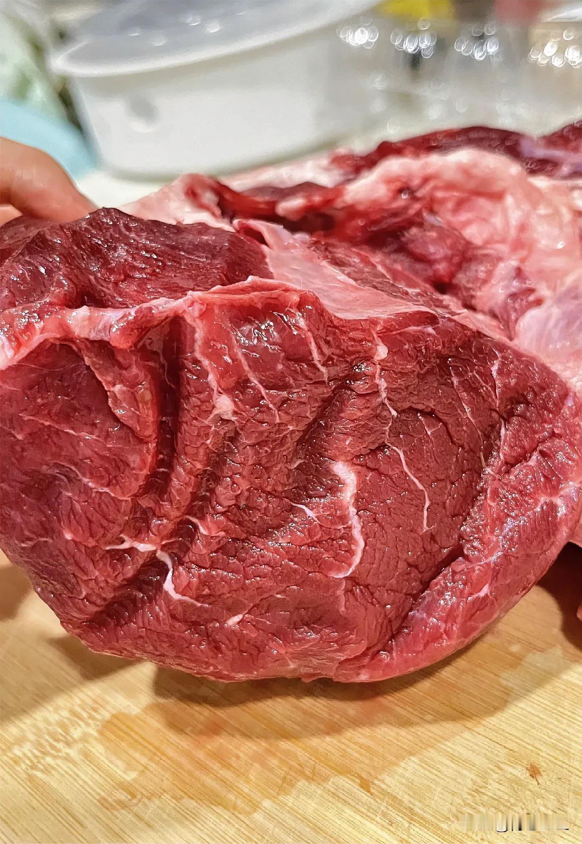 一男子，热衷于吃牛肉，听说山村养的土黄牛味道更纯正些。于是，男子便让妻子去乡下寻