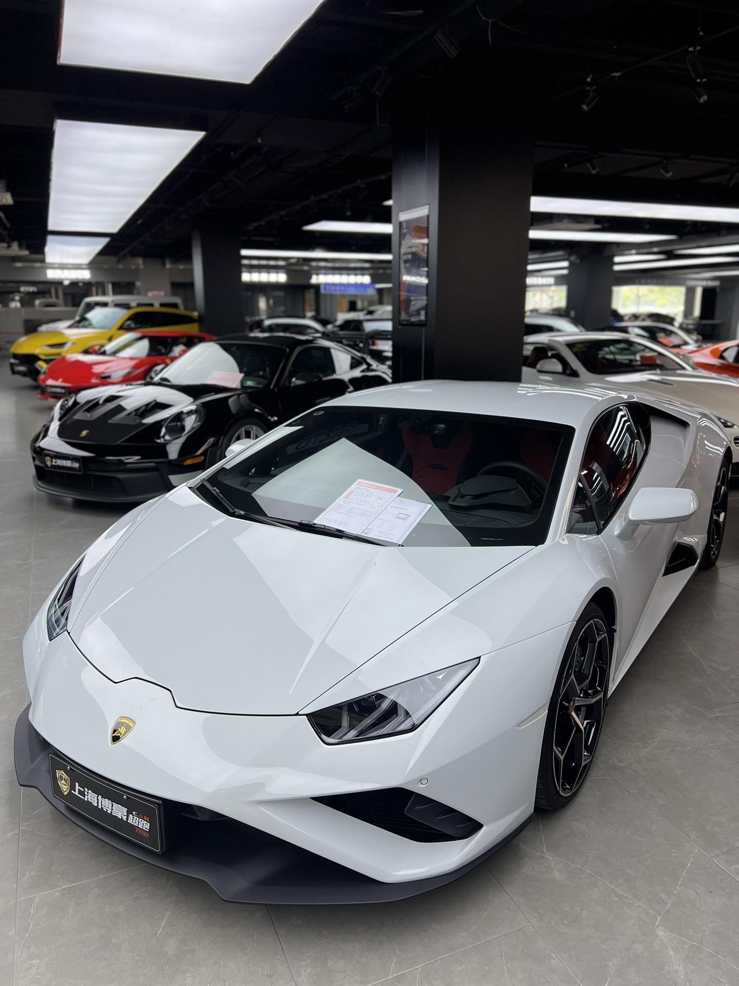 两百多万最好卖的车没有之一。22年上牌五千公里兰博基尼EVO 
无法拒绝的白红配色 这个价位段还有什么直接竞争对手
给我无脑冲准新EVO 私