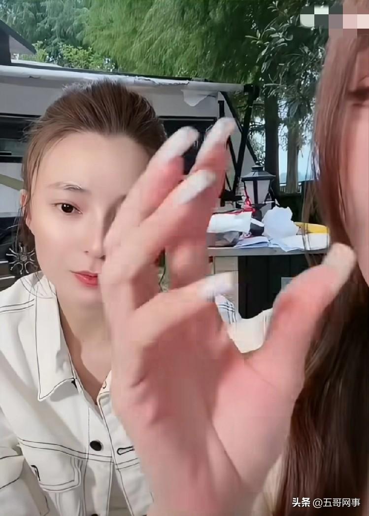 平荣以前对二驴没有安全感，二驴说的一句话吃醋桐桐！

二驴抱桐桐平荣说他们做直播