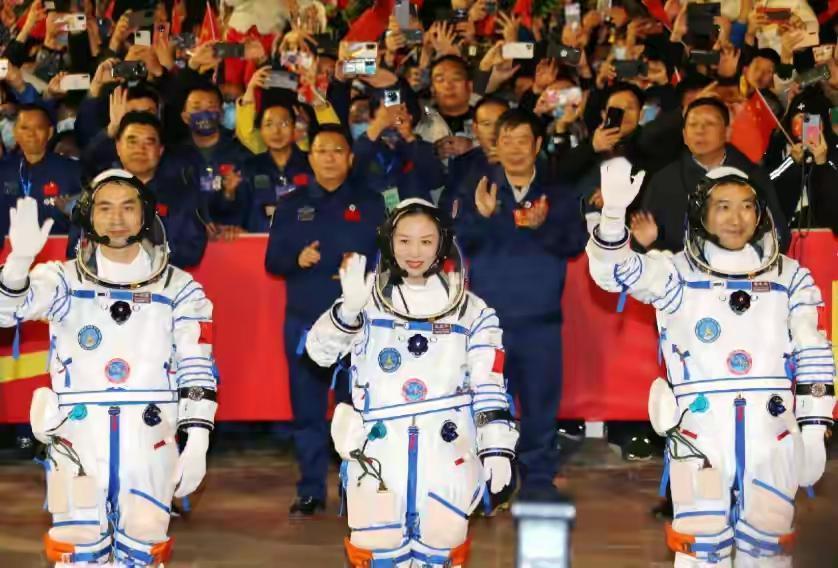 别再问"为啥非带女航天员上天"，答案比你想的硬核得多。

每次看到女航天员出征，