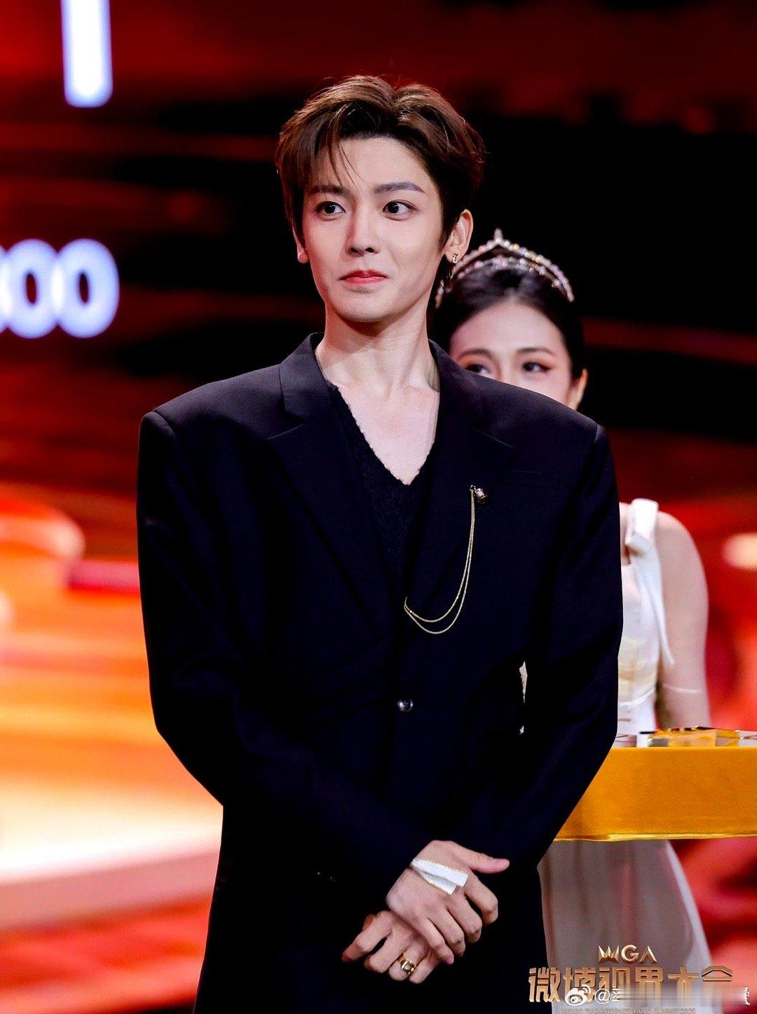 侯明昊获年度青云瞩目演员 侯明昊以出色的演技赢得了年度青云瞩目演员奖的荣耀，这是