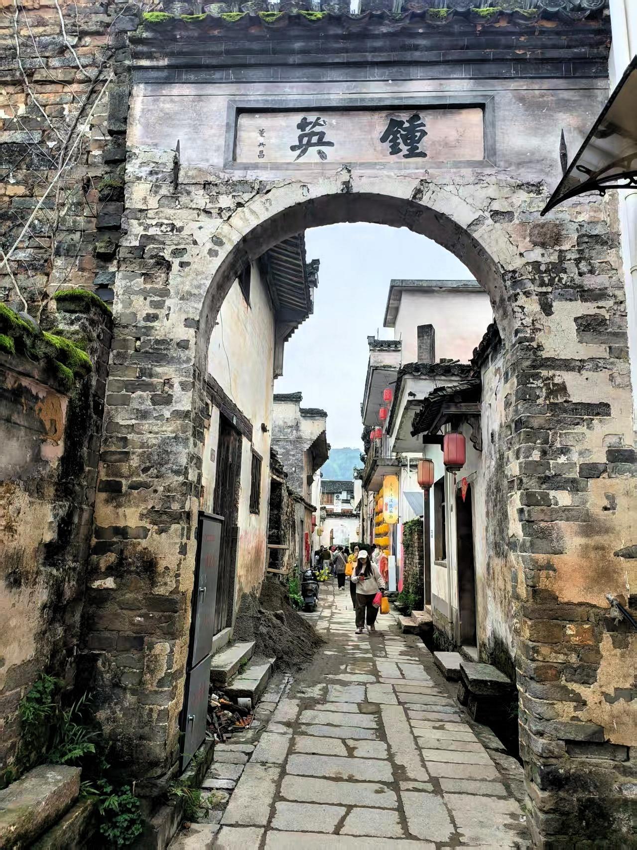 皖南古村落的选址，处处透着古人“天人合一”的智慧。它们或依山而建，或傍水而居，与