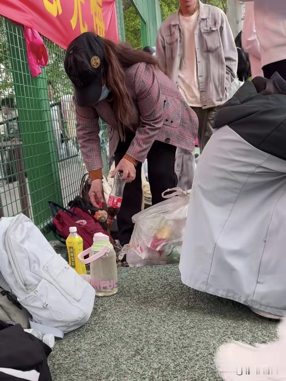 为了捡个空瓶子，把别人没喝完的大半瓶可乐都倒了，倒就倒吧，还直接倒学生书包旁边，