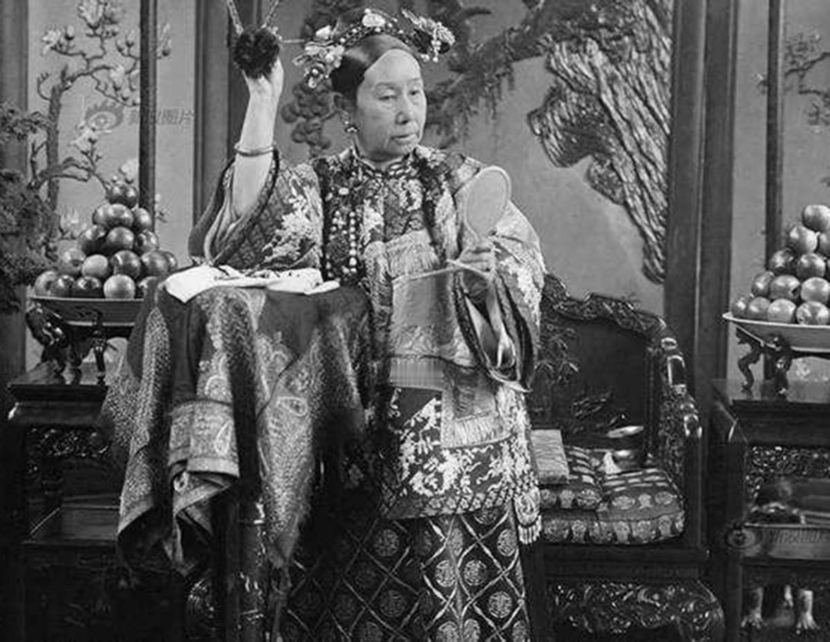 1880年，慈禧的屁股上长了疖疮，烦躁的很。太医们束手无策，毕竟谁敢摸太后的屁股