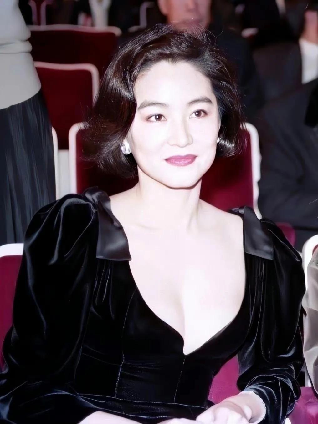 又该出一个林青霞了吧？以前徐克说的五十年才出一个林青霞是真的。
#林青霞有多美#