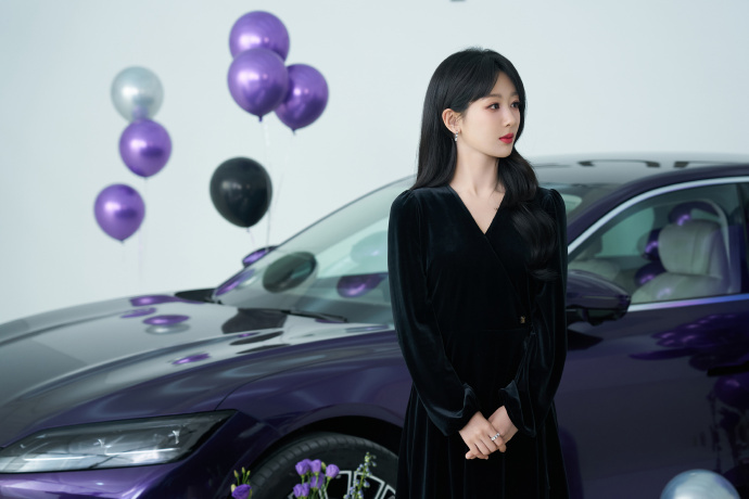 杨紫柔与刚碰撞杨紫畅享乐趣 杨紫柔与刚碰撞 ，是满分温柔的紫妹上线，黑白look