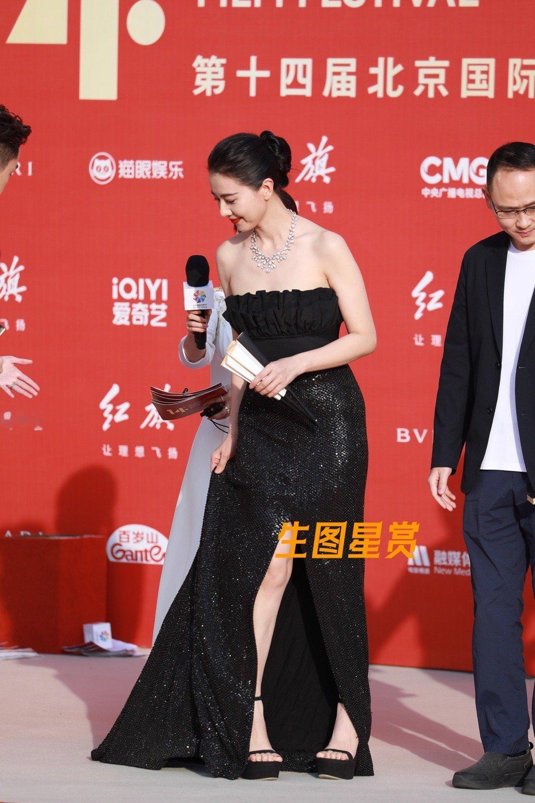 高圆圆北影节开幕式另一机位生图，黑色抹胸开衩长裙红毯上大放光彩🖤✨ ​​​