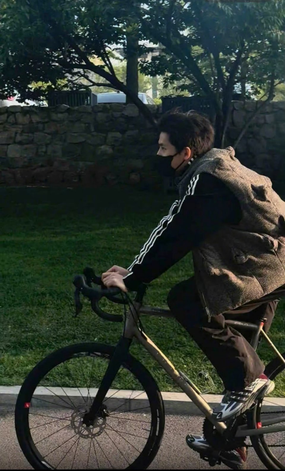 网友偶遇王安宇骑车，男大感upup[打call] ​​​