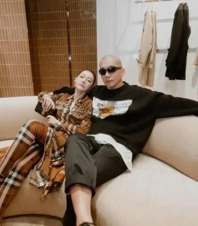 不得不说，这才真是“团结和睦、相亲相爱”的一家人啊！

那位姐姐看见了不会吃醋吗