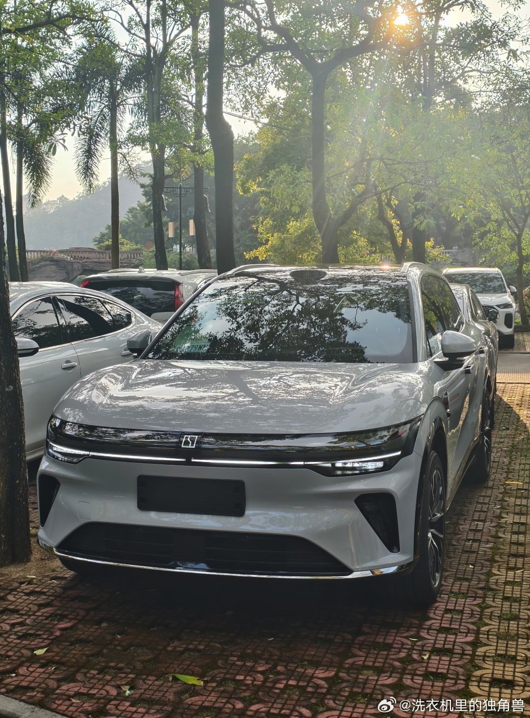 连贯的智能驾驶体验应该像一位熟悉路况的老司机。最新升级的“车位到车位”领航功能，