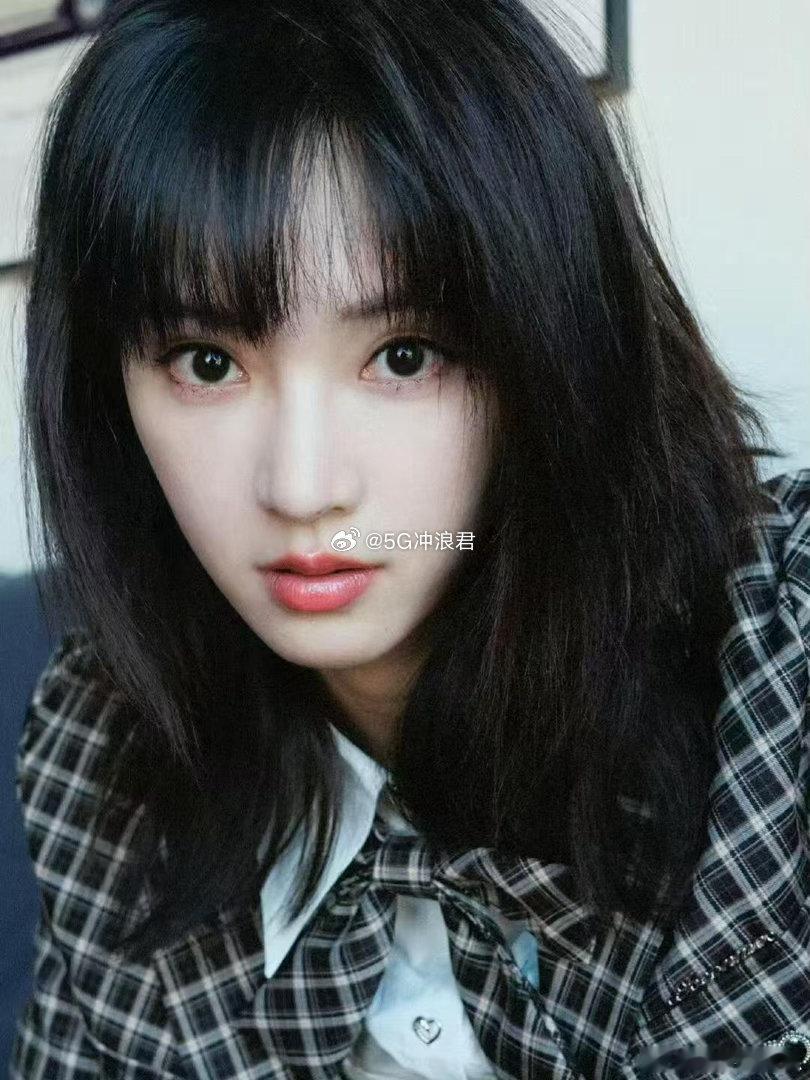 黄灿灿好一朵蓝色妖姬  轻纱薄雾笼罩身形自带破碎氛围感，黄灿灿眼神清冷撩人，一身