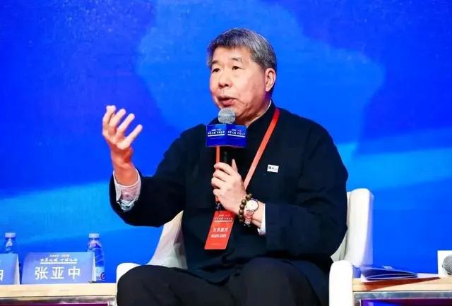 在四个人候选人中，相对来说，我支持张亚中，理由有：
一：在几轮辩论发言中，张亚中