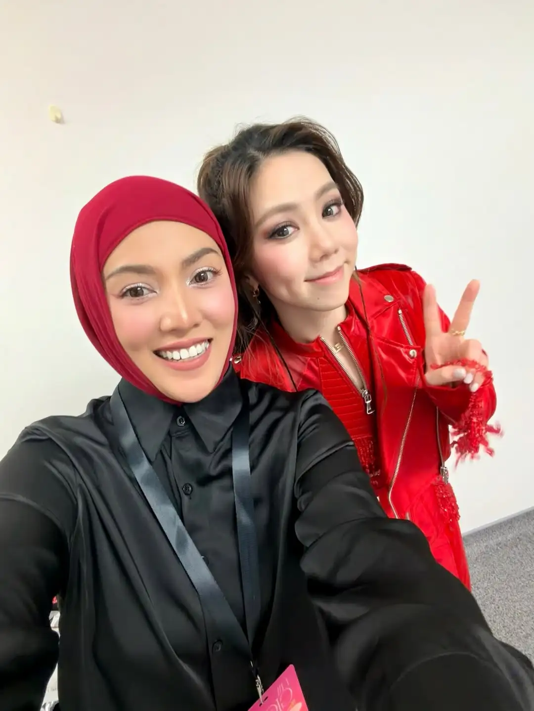 茜拉发文晒与邓紫棋合影，十二年的友谊❤️