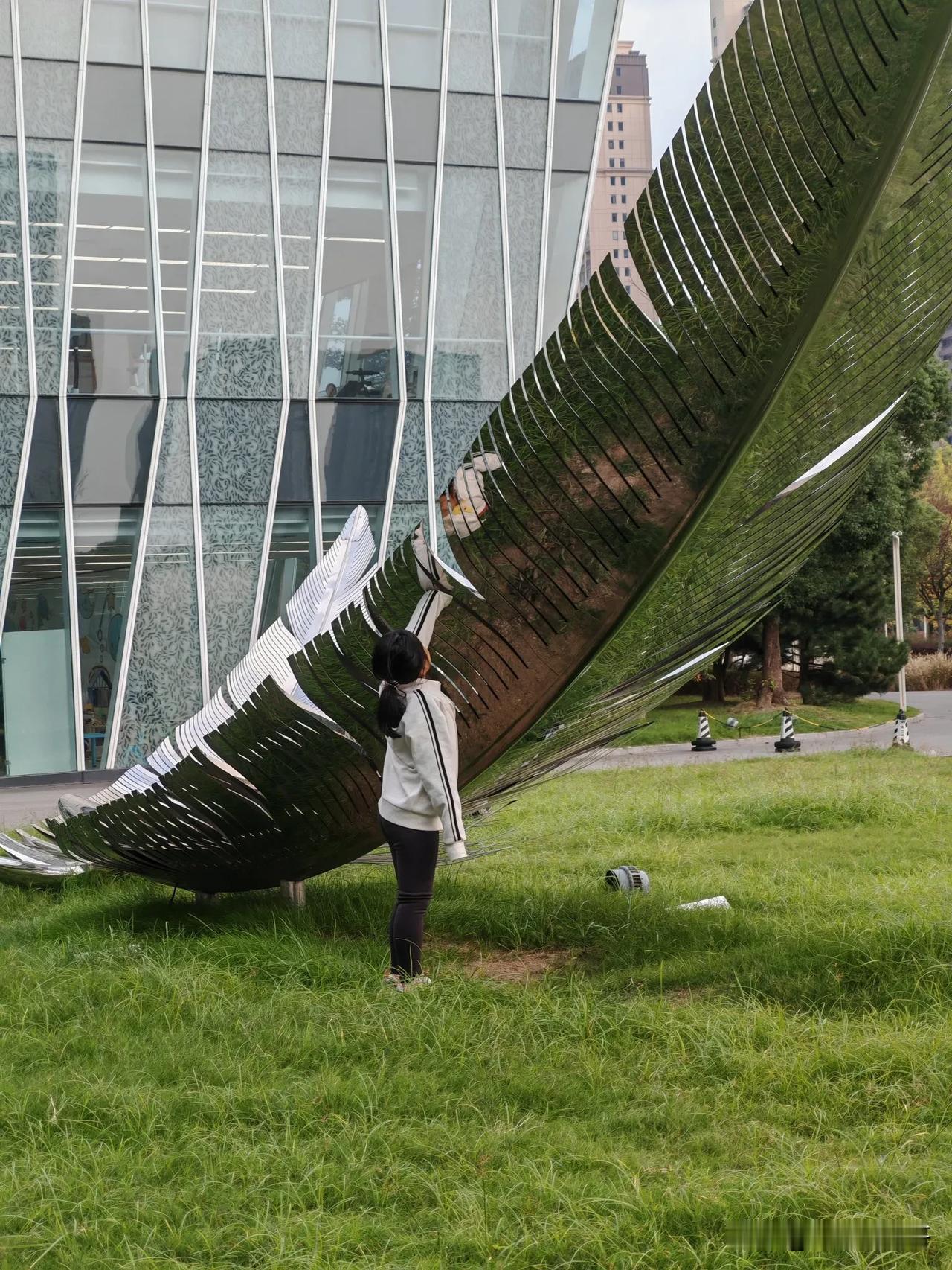 在工厂里工作久了，也不知道外面的各行各业到底是什么情况，有几个老家的小孩刚参加工