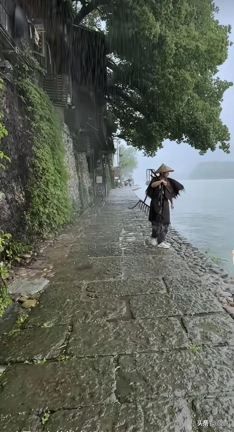 由于班上不累，早上下班我吃饱喝足，却睡不着觉了，翻来覆去一上午。
下午才睡着，又