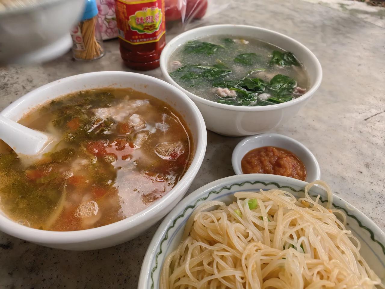 国庆长假回家，腌面腌粉吃了个遍，烧卖也吃了，鱼头粉也吃了。客家话怎么说，顶愿，盏