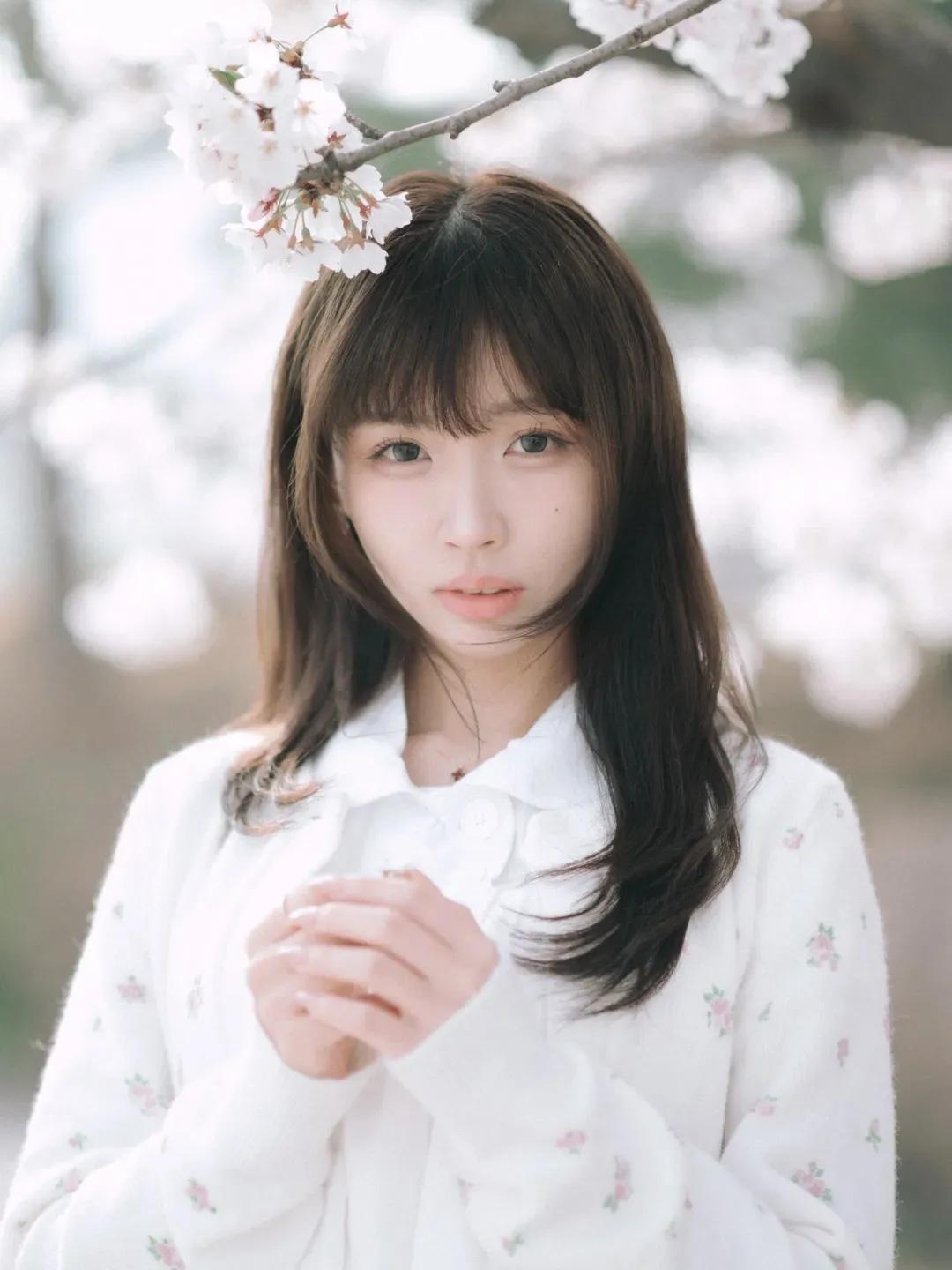 分享甜美小姐姐随手拍花与人共舞女人最耐看的长相是什么样的