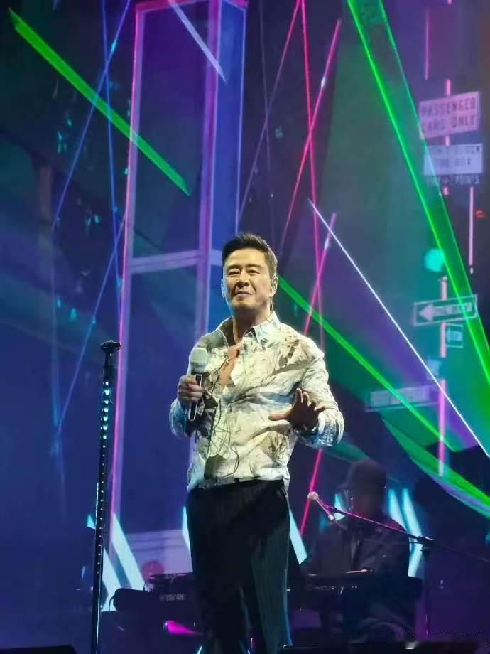 杨坤说歌手不是那么好当杨坤真诚剖析行业困境，录播节目很难勾起观众兴趣，选择挑战直